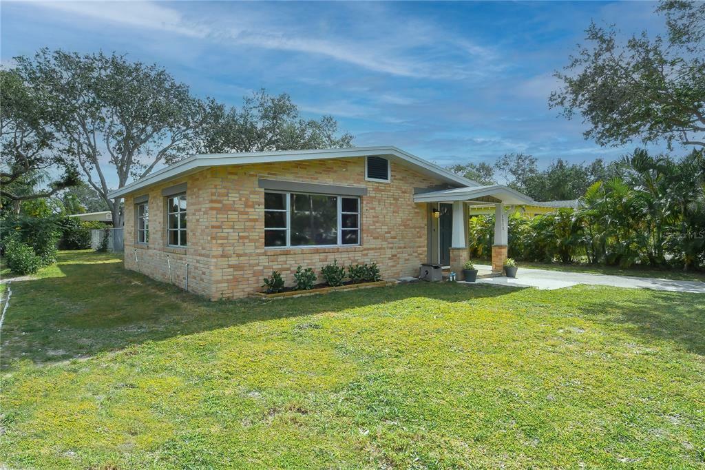 Property Photo:  5010 Stevens Drive  FL 34234 