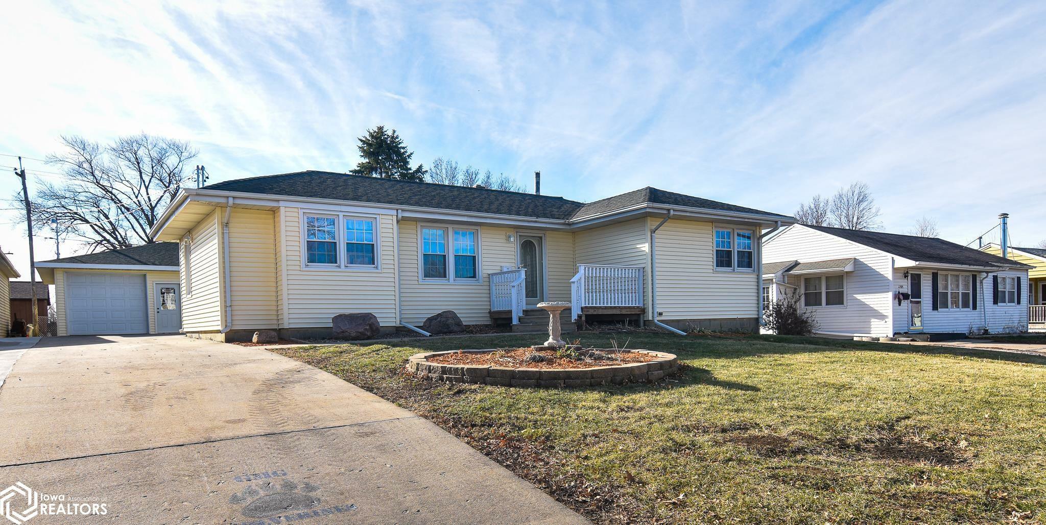 Property Photo:  1707 Elder Drive  IA 50158 