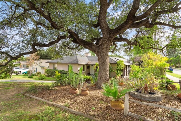 Property Photo:  370 E Laurel Avenue  CA 91024 