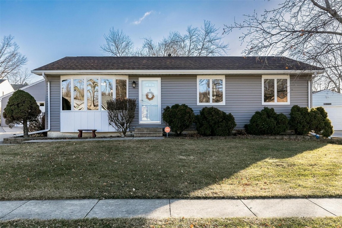 Property Photo:  1637 Elaine Drive NW  IA 52405 