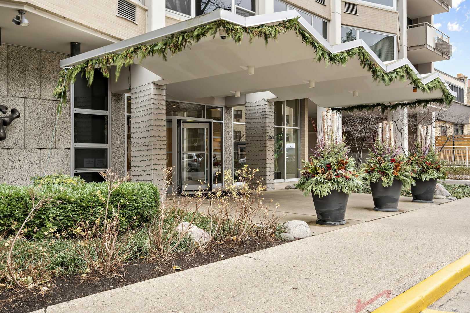 Property Photo: 555 W Cornelia Avenue 1112 IL 60657