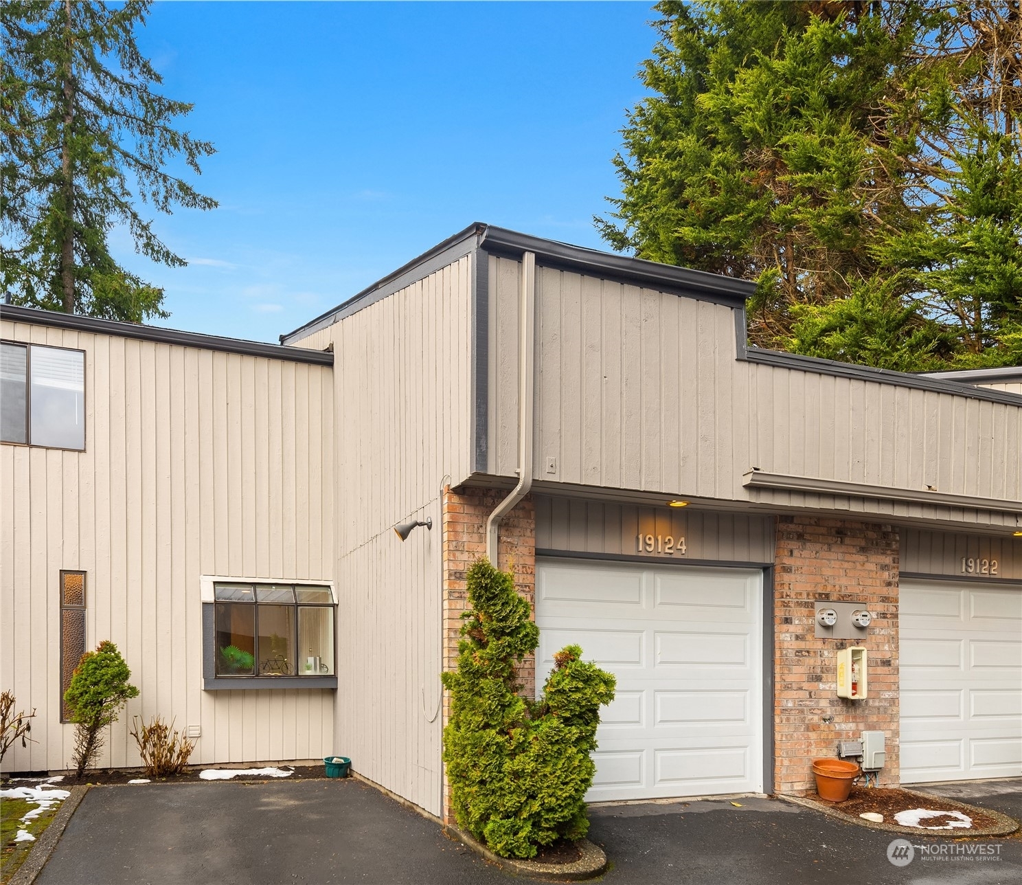 Property Photo:  19124 Ballinger Way NE 124  WA 98155 