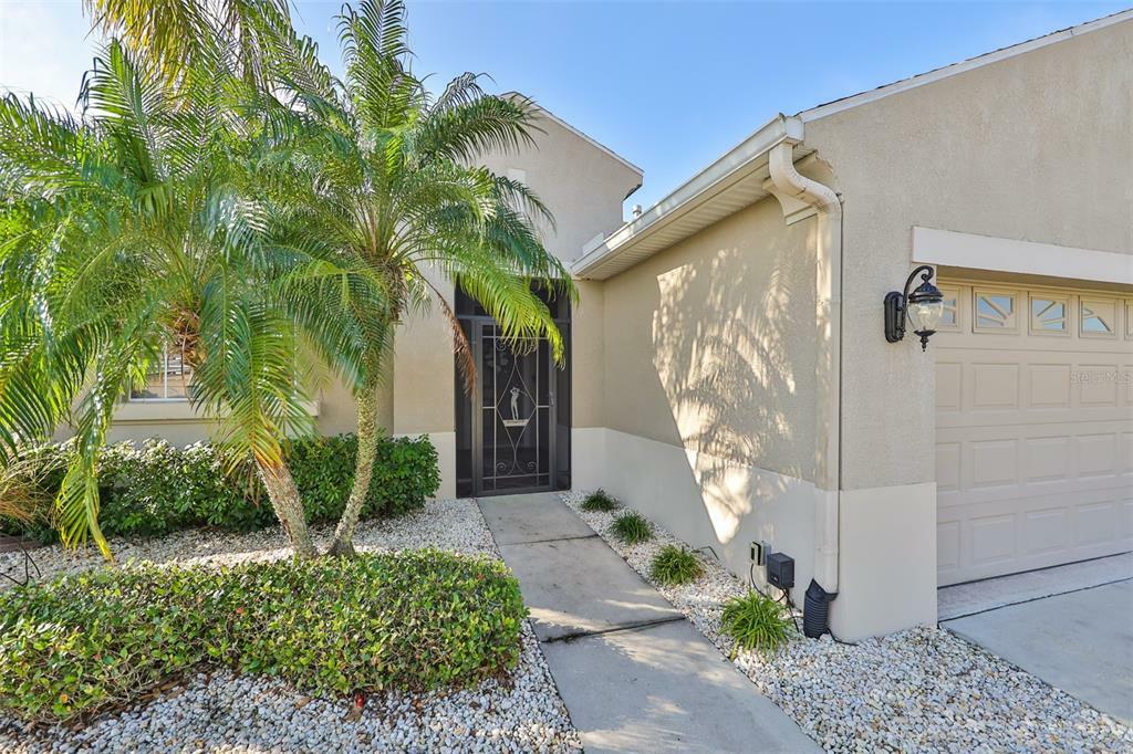 Property Photo:  825 Regal Manor Way  FL 33573 