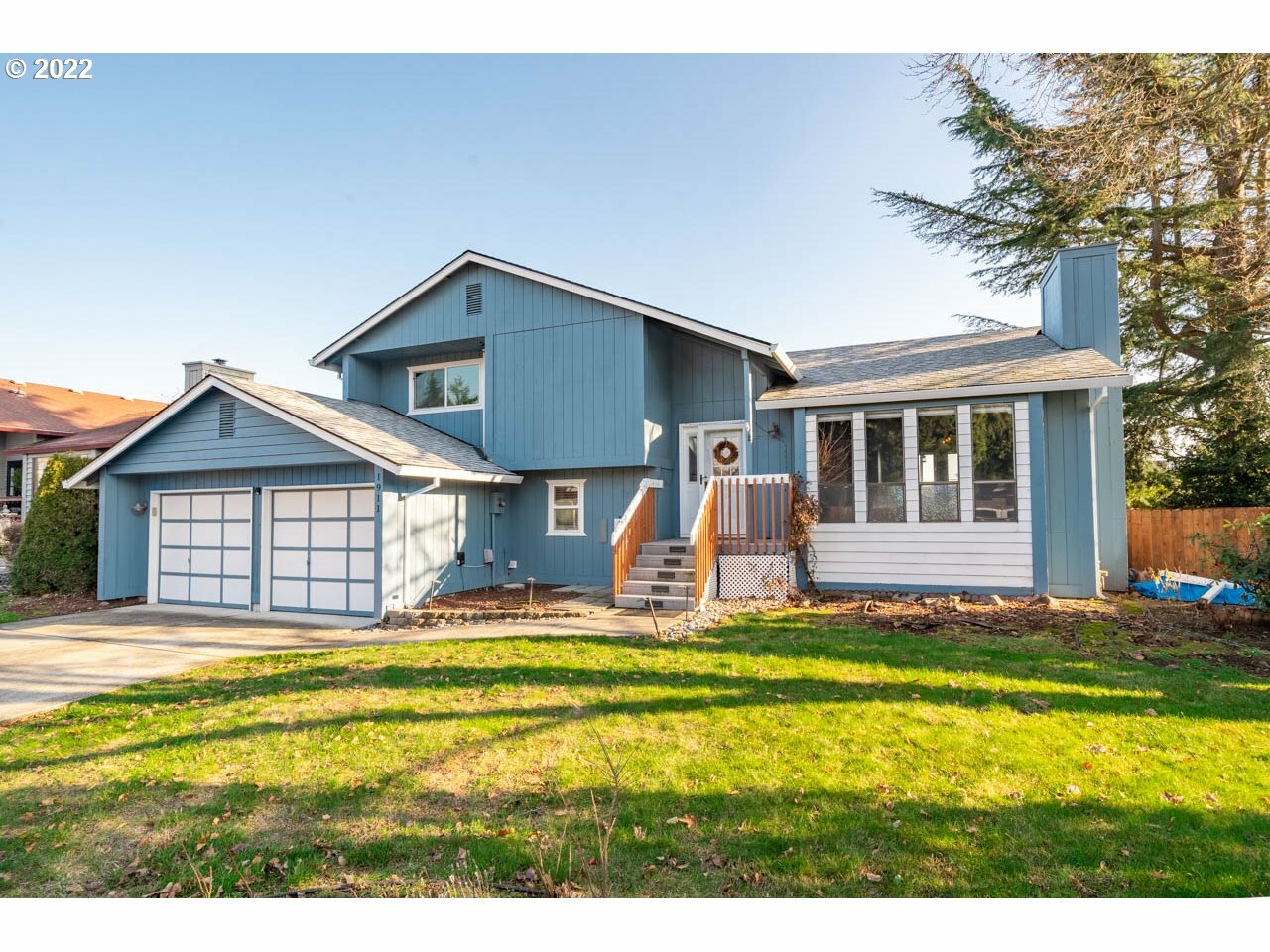 Property Photo:  1911 SE Park Crest Ave  WA 98683 