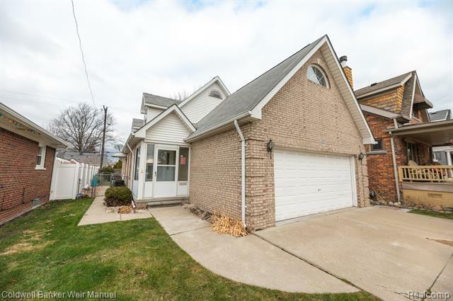 Property Photo: 22433 Louise Street MI 48081