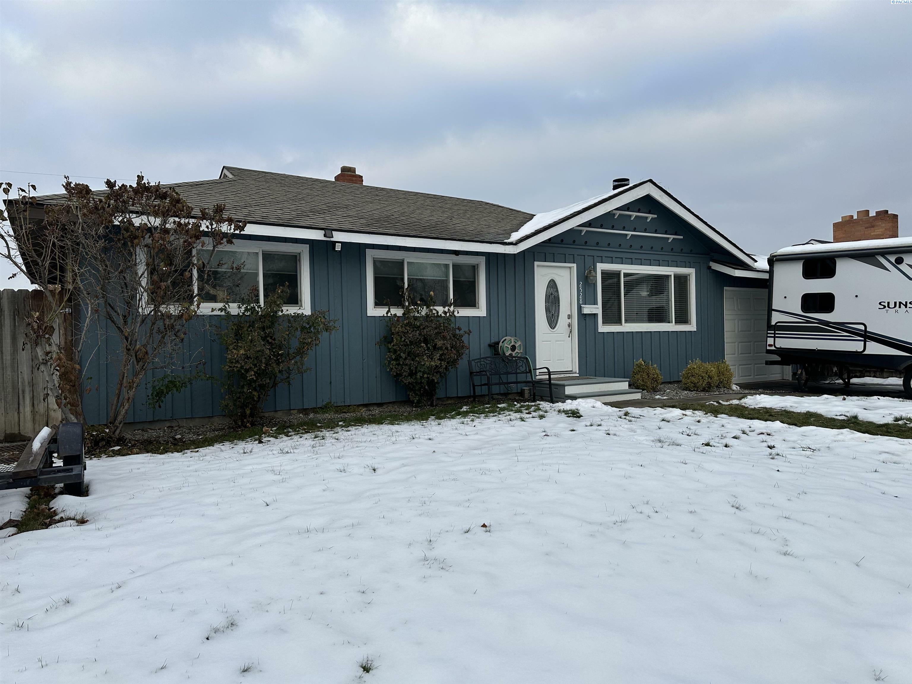 Property Photo:  2528 W 6th Pl  WA 99336 