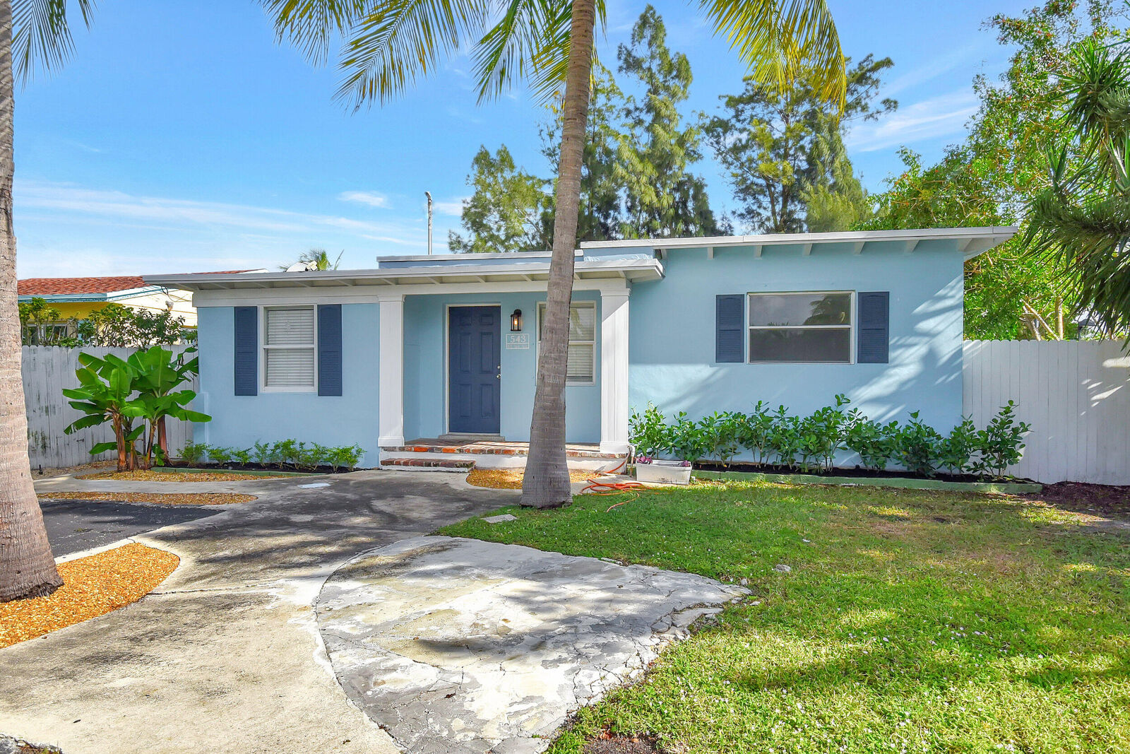 Property Photo: 543 NE 3rd Avenue FL 33444