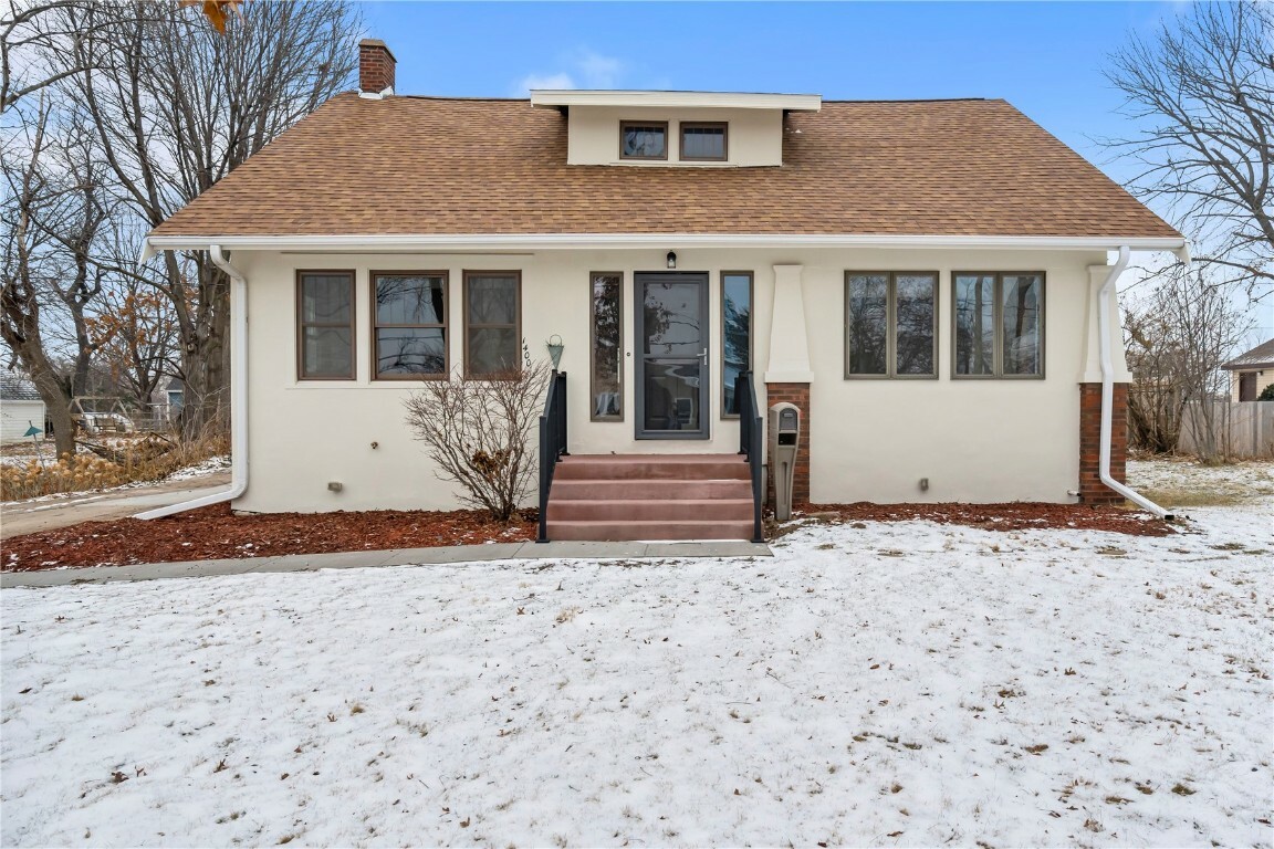 Property Photo:  1400 Elmhurst Drive NE  IA 52402 