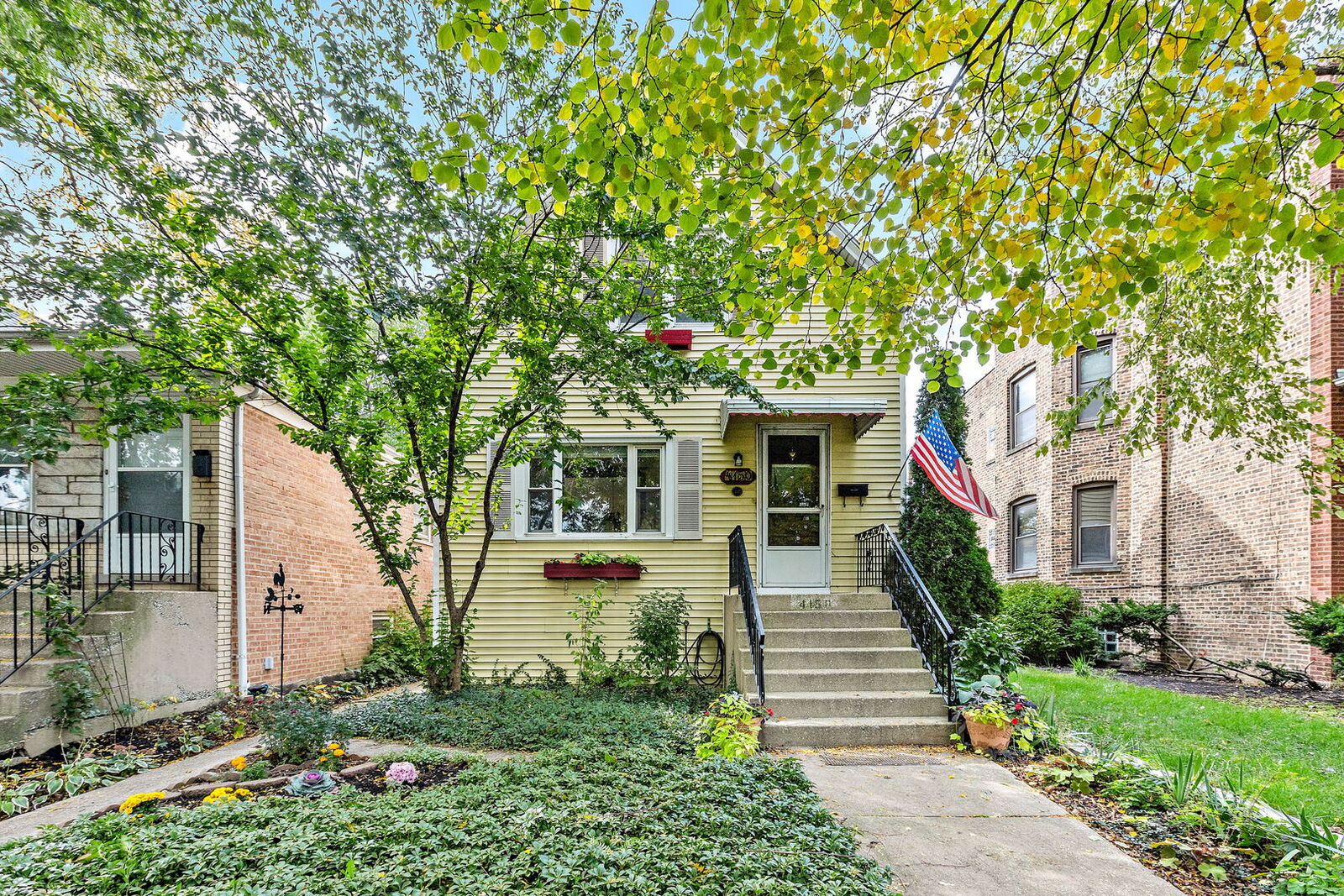 Property Photo:  4150 N Kenneth Avenue  IL 60641 