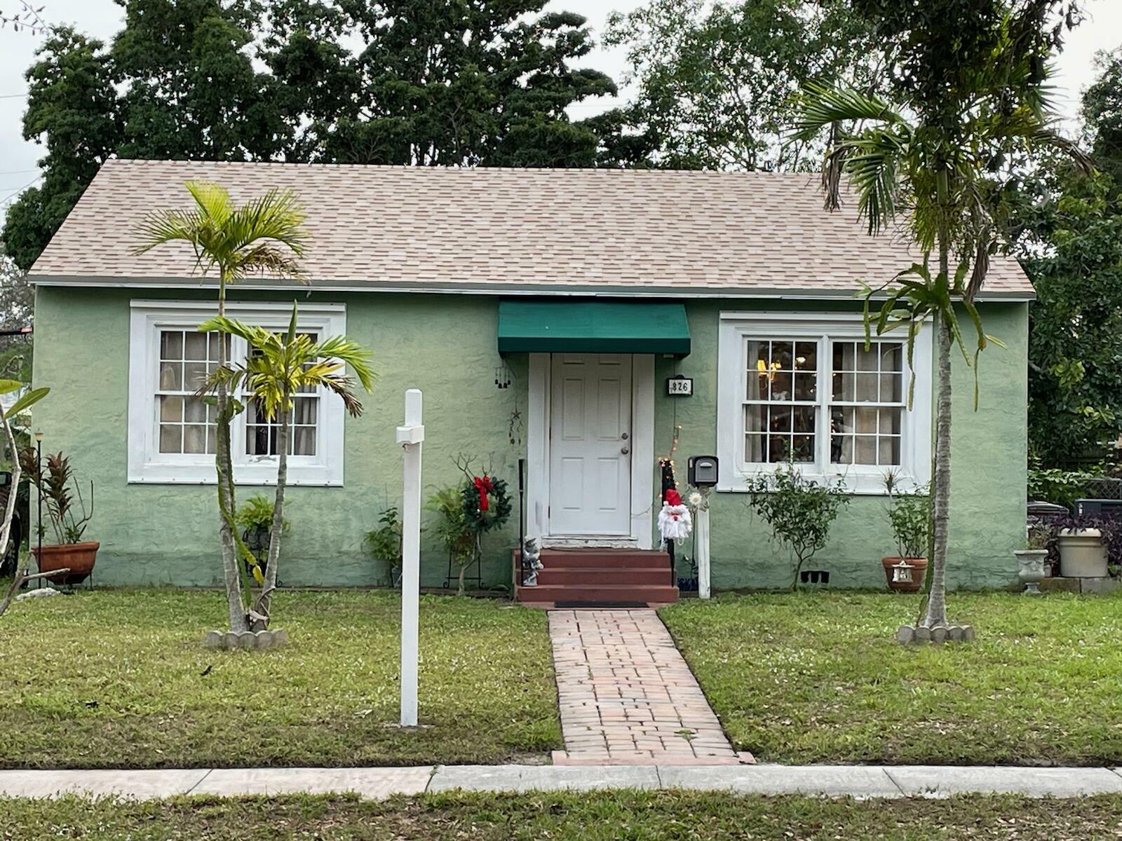 Property Photo:  826 Colonial Road  FL 33405 