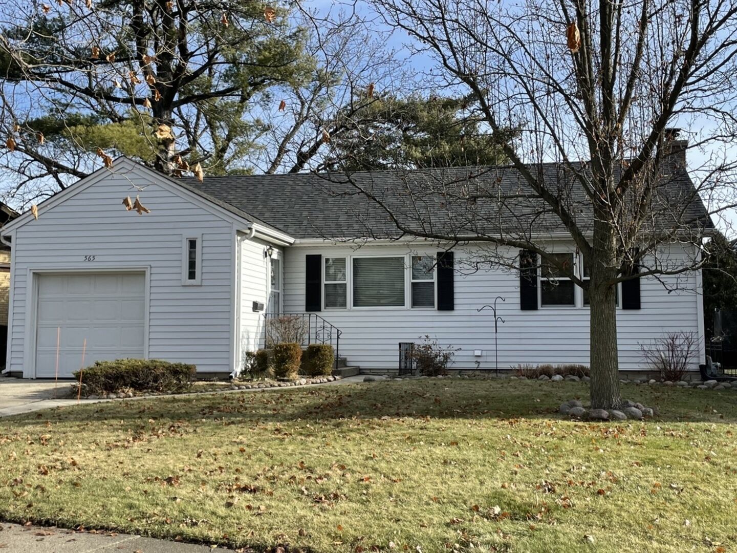 Property Photo: 565 S Colfax Avenue IL 60126