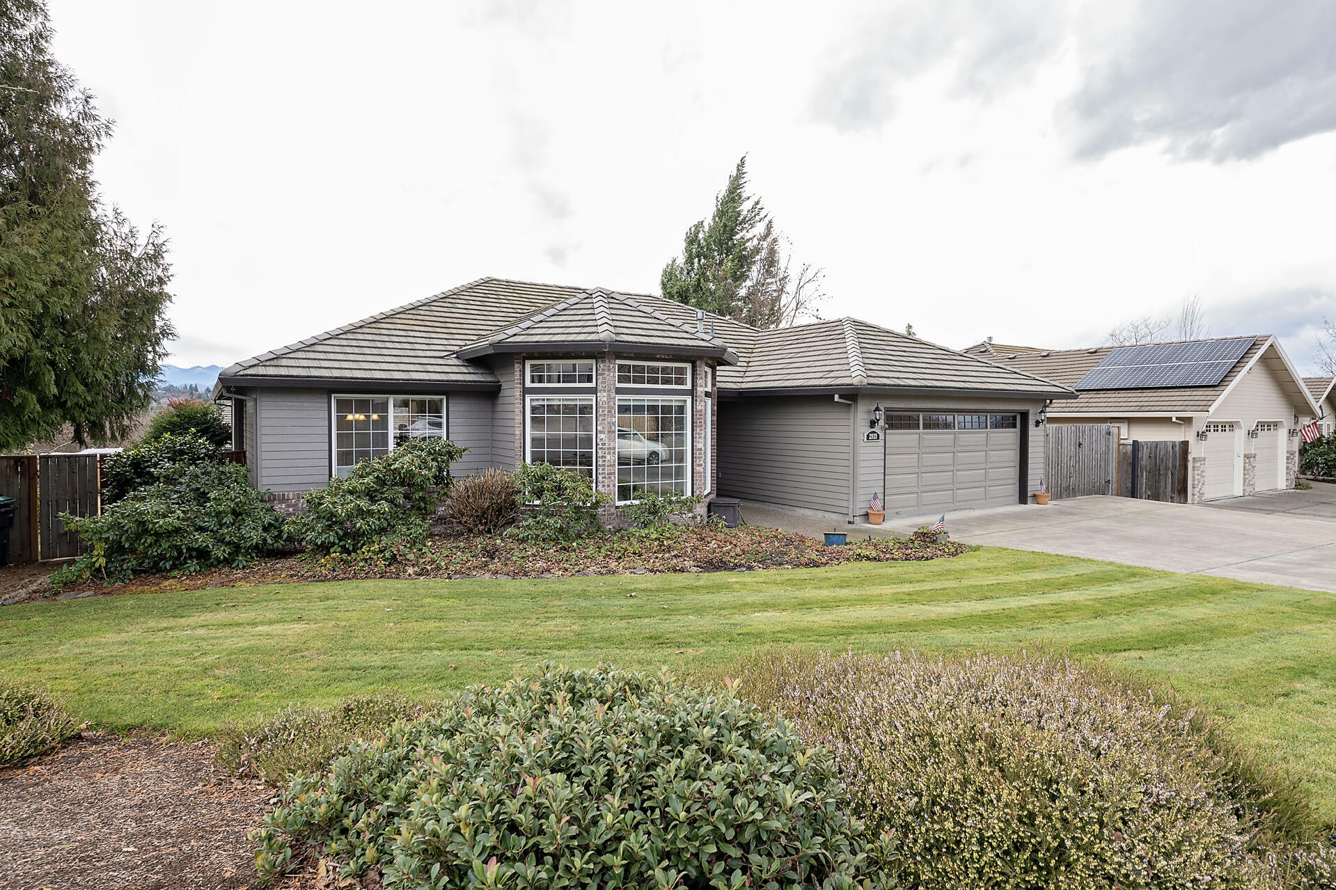 Property Photo:  2928 Flint Ridge Avenue  OR 97504 