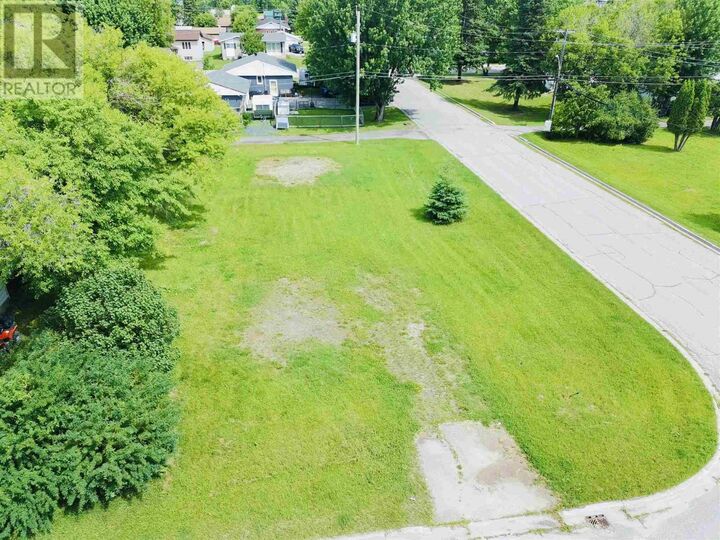 Property Photo:  215 Florence St  ON P8N 2R8 