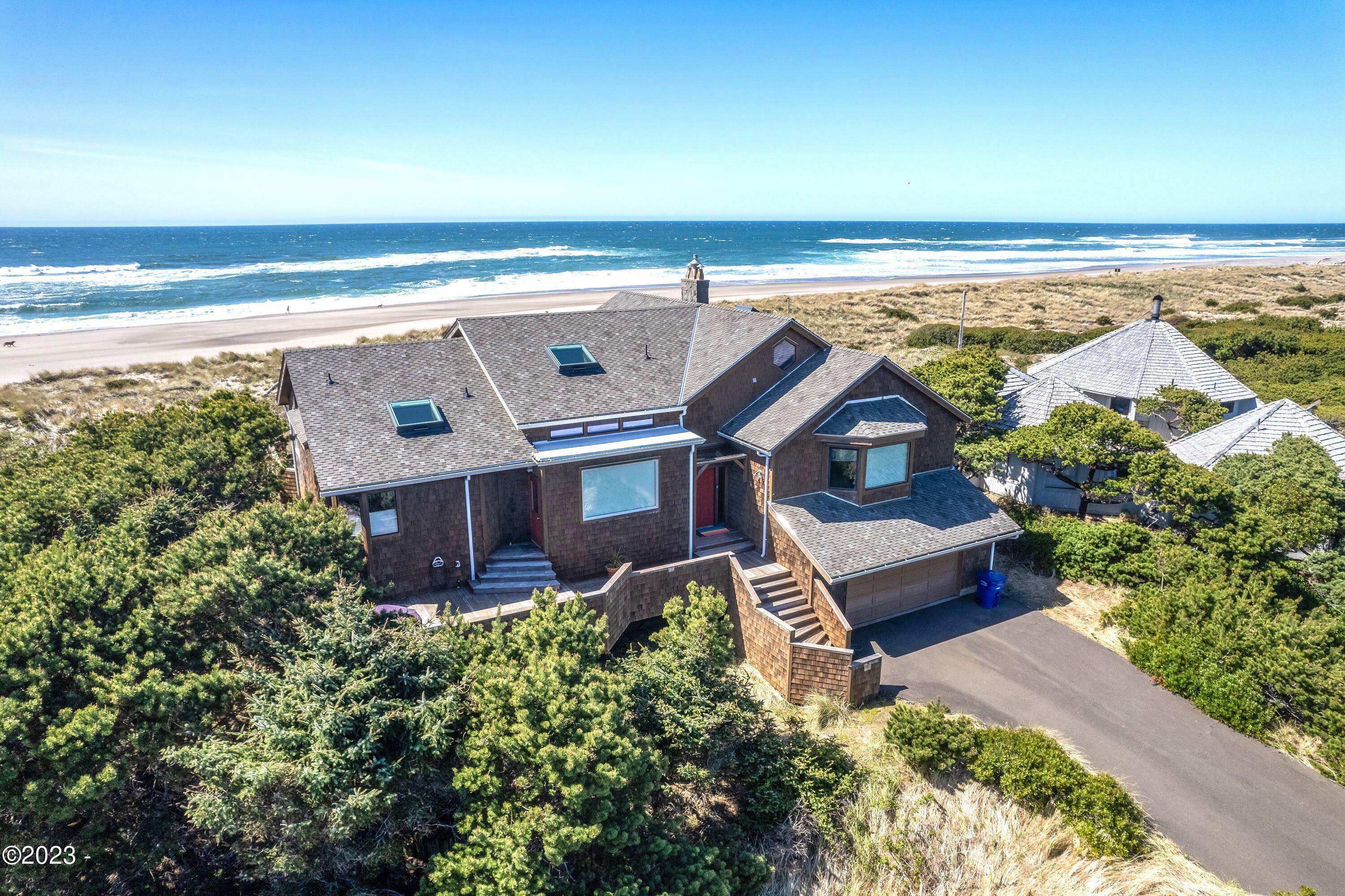 Property Photo: 397 Salishan Dr OR 97388