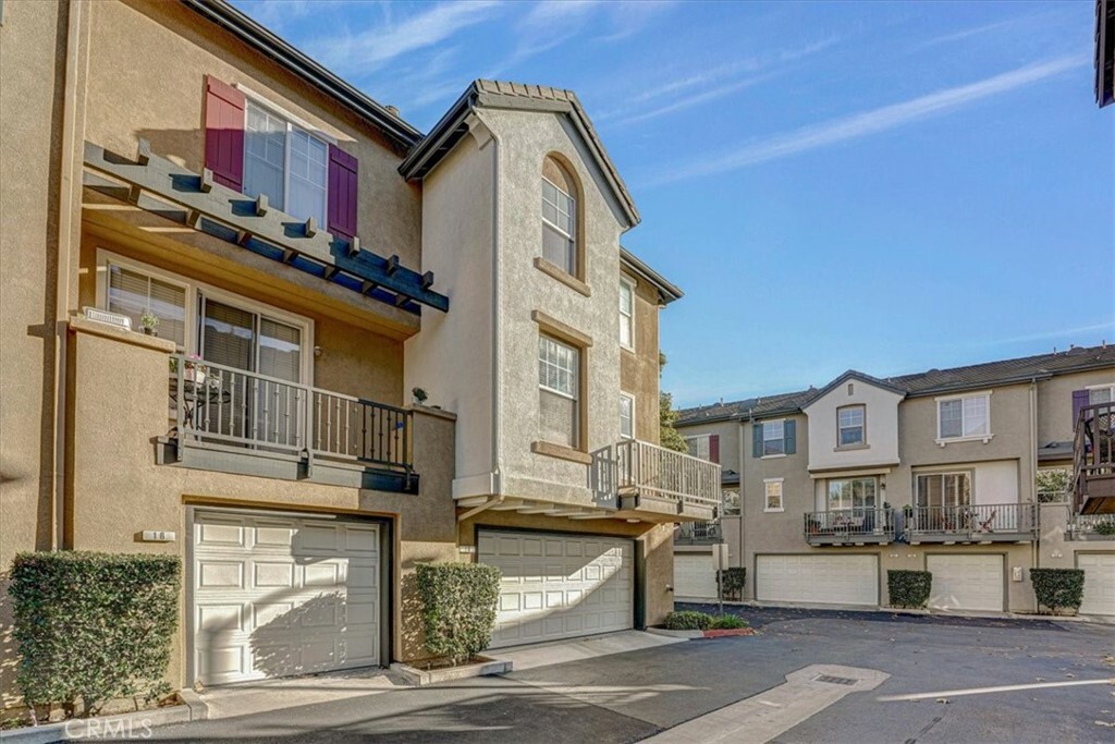 Property Photo:  18 Kenilworth Lane 150  CA 92656 