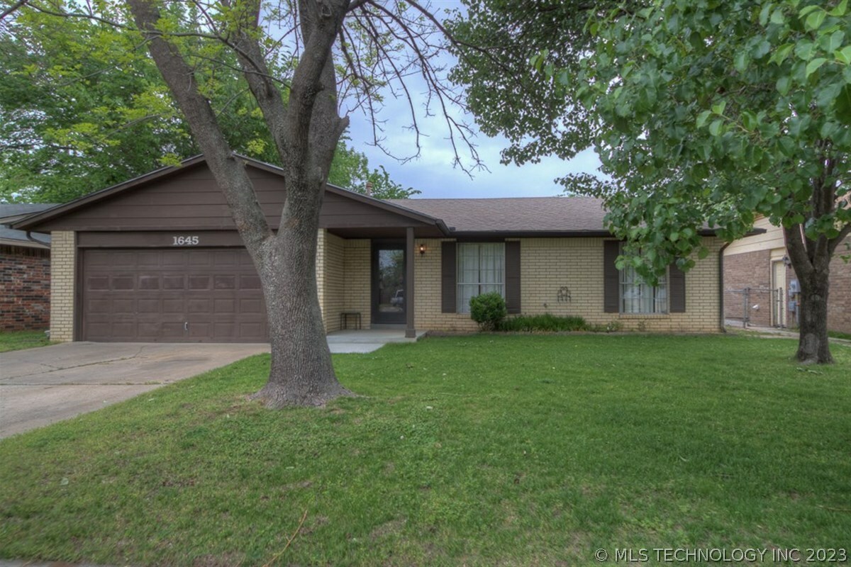 Property Photo:  1645 S Poplar Avenue  OK 74012 