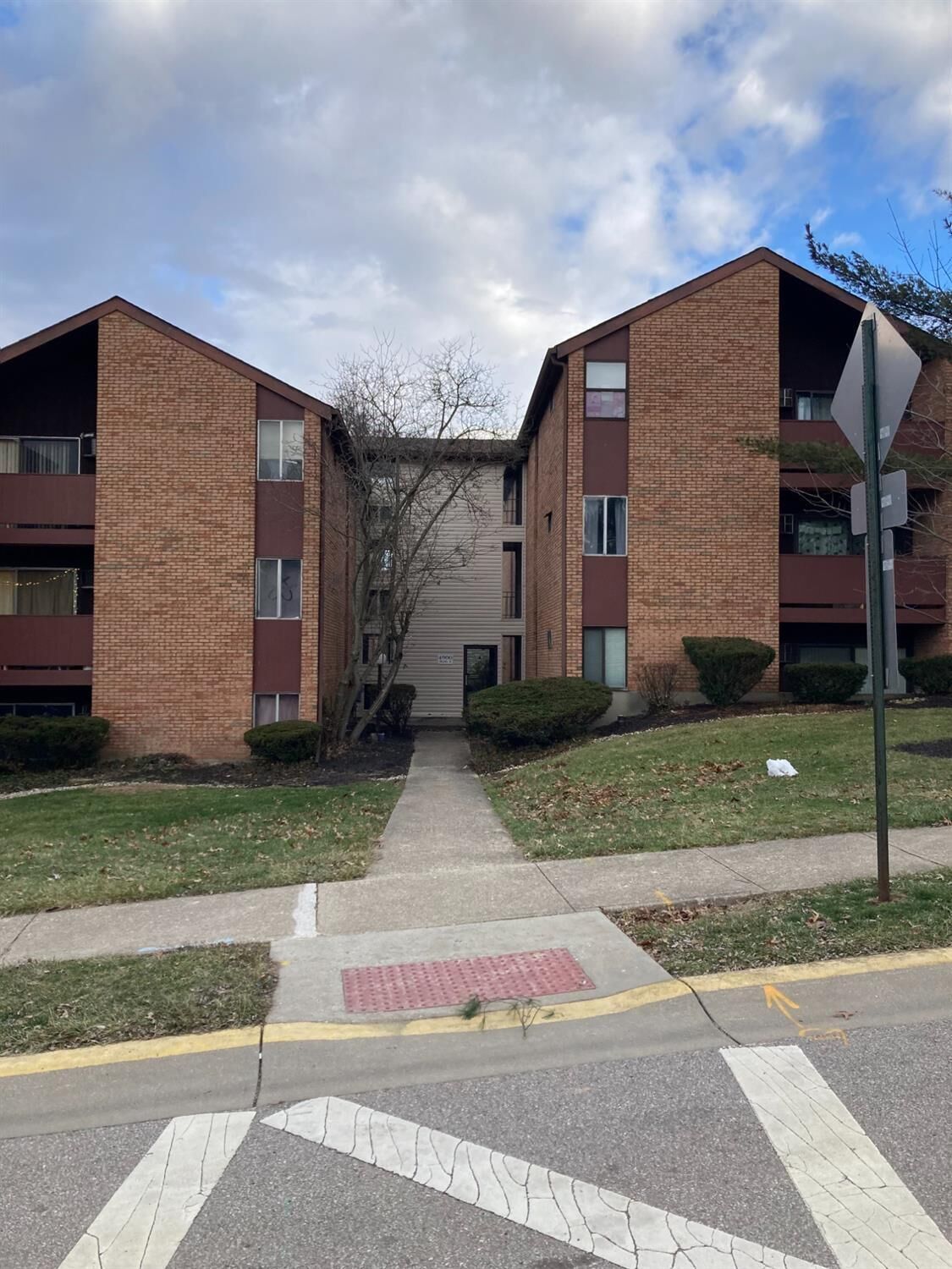 Property Photo:  4900 Chalet Dr 810  OH 45217 