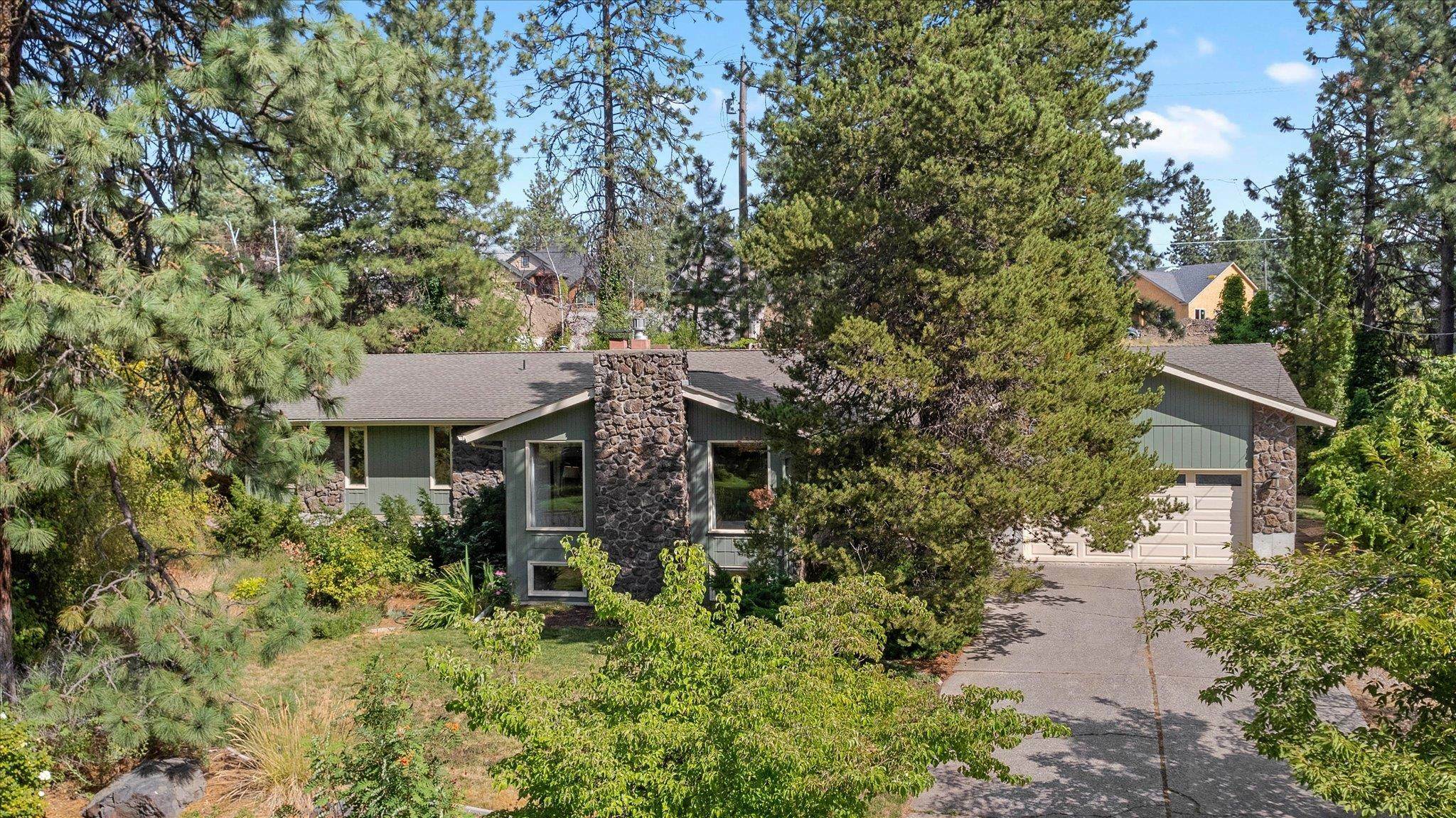 Property Photo: 2425 S Crestline St WA 99203