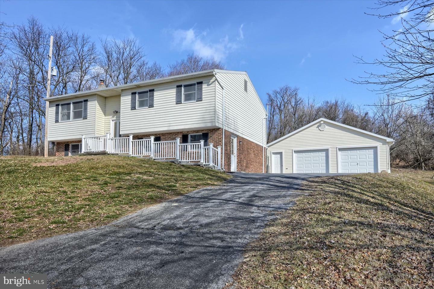 Property Photo:  1765 County Line Road  PA 17372 