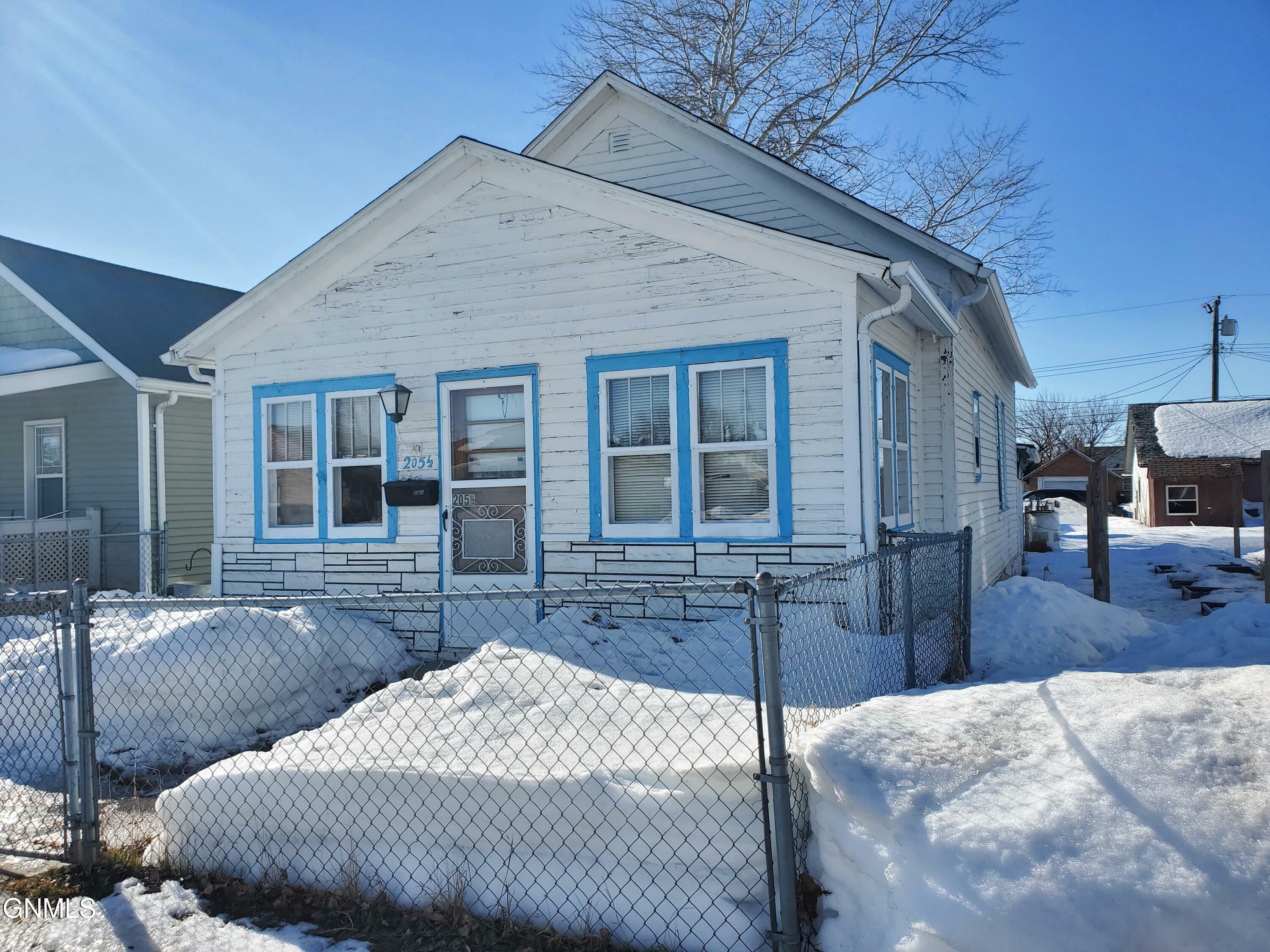 Property Photo:  205 1/2 4th Avenue NE  ND 58554 