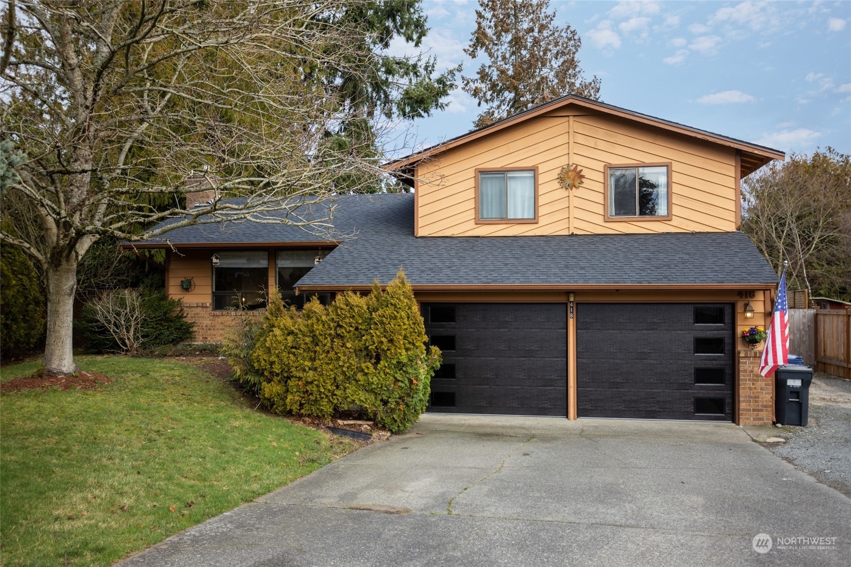 Property Photo:  418 N 18th Place  WA 98273 