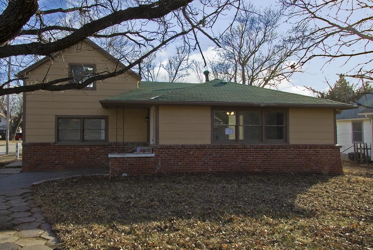 Property Photo:  619 E 1st St  KS 67114 