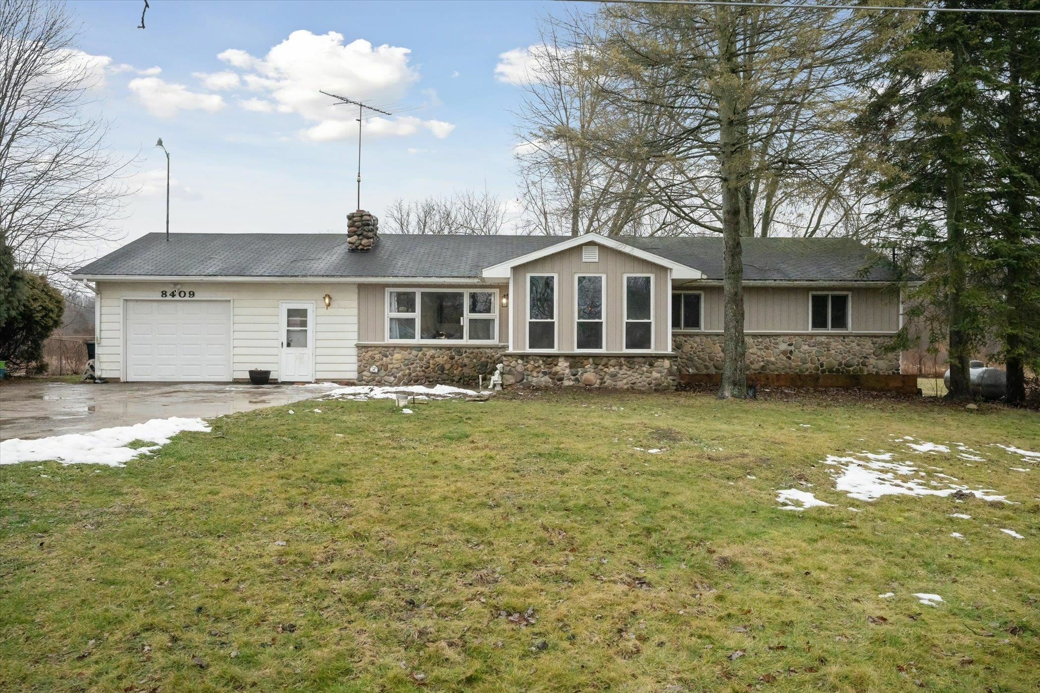 Property Photo:  8409 W Rolston Rd  MI 48451 