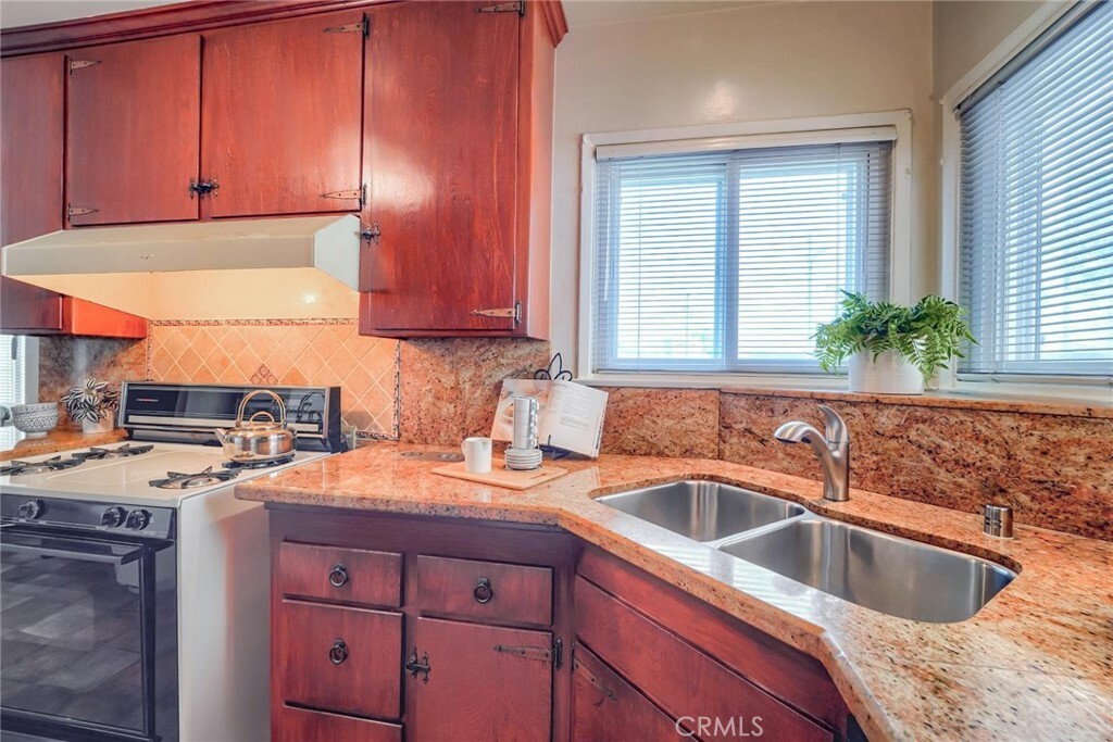Property Photo: 10708 S 5th Avenue CA 90303