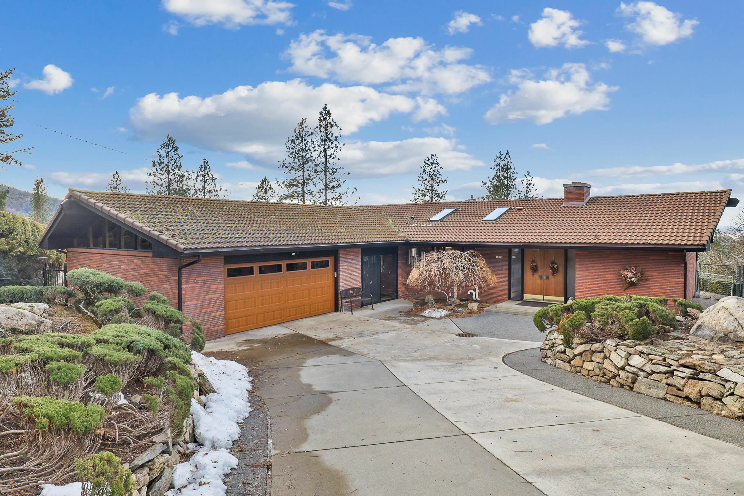 Property Photo: 1122 S Skyline Pl WA 99212