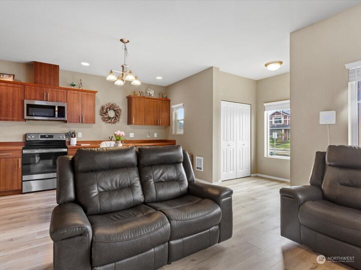 Property Photo:  1018 43rd Court NE  WA 98002 