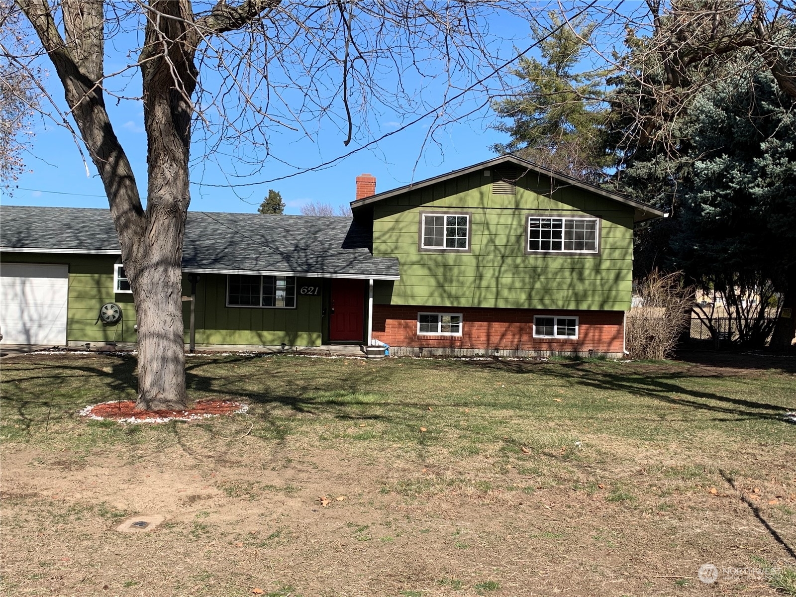 Property Photo: 621 SE Eighth Street WA 99324
