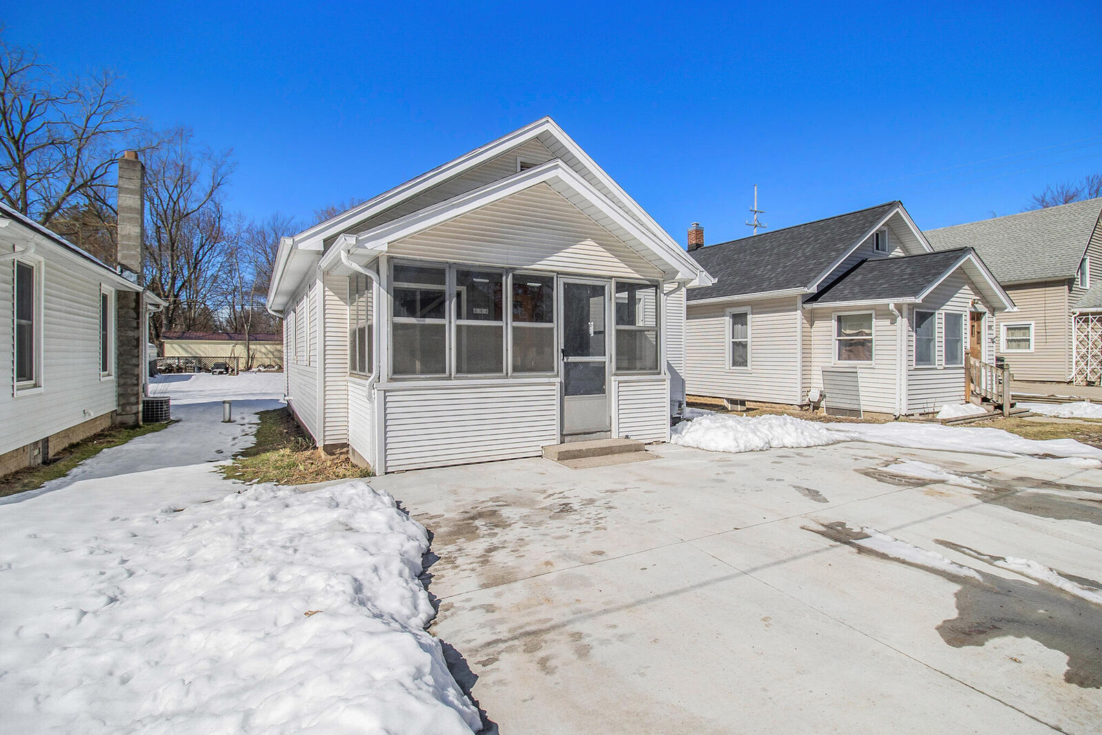 Property Photo: 862 Wayne Street MI 49202