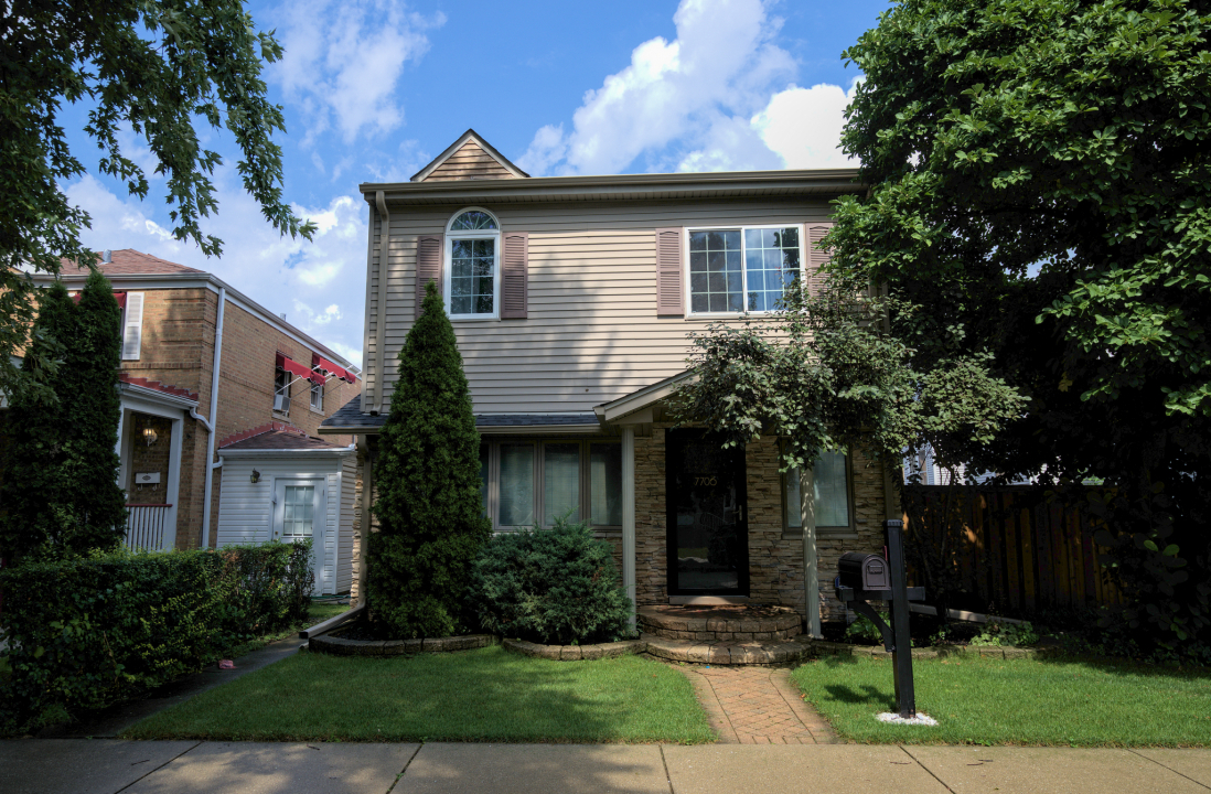 Property Photo: 7706 W Summerdale Avenue IL 60656