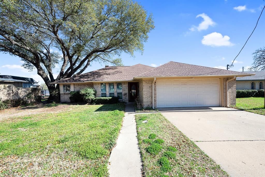 Property Photo:  10907 Jeanell Drive  TX 75143 