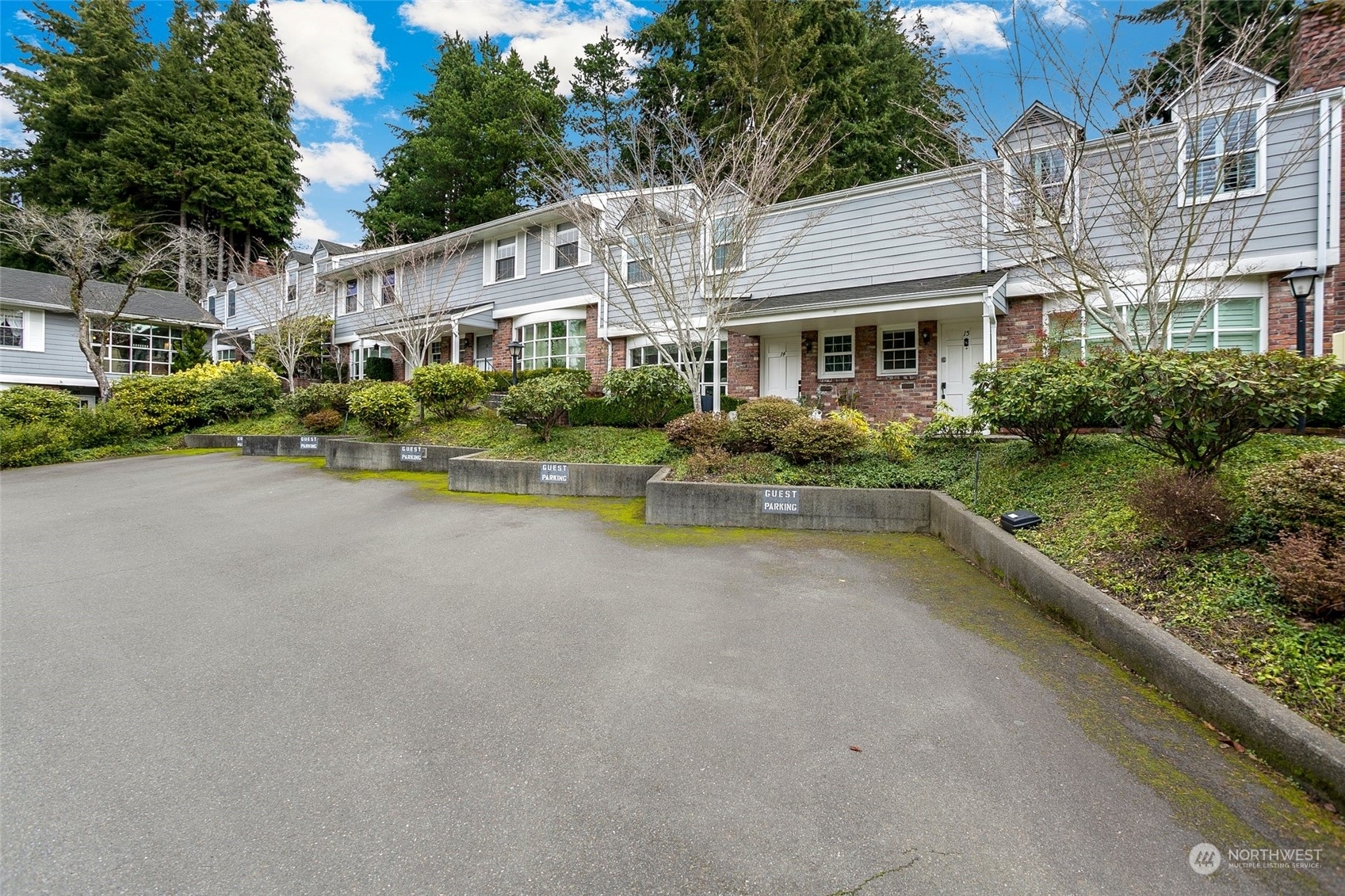 Property Photo:  1420 Bellevue Way SE 11  WA 98004 