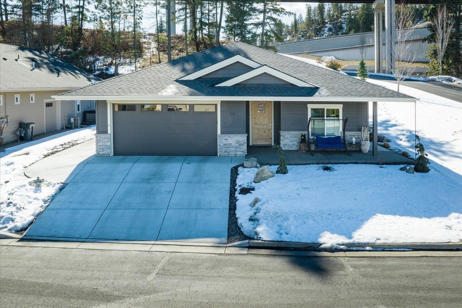 Property Photo: 520 E Lakeview Ln WA 99208-9357