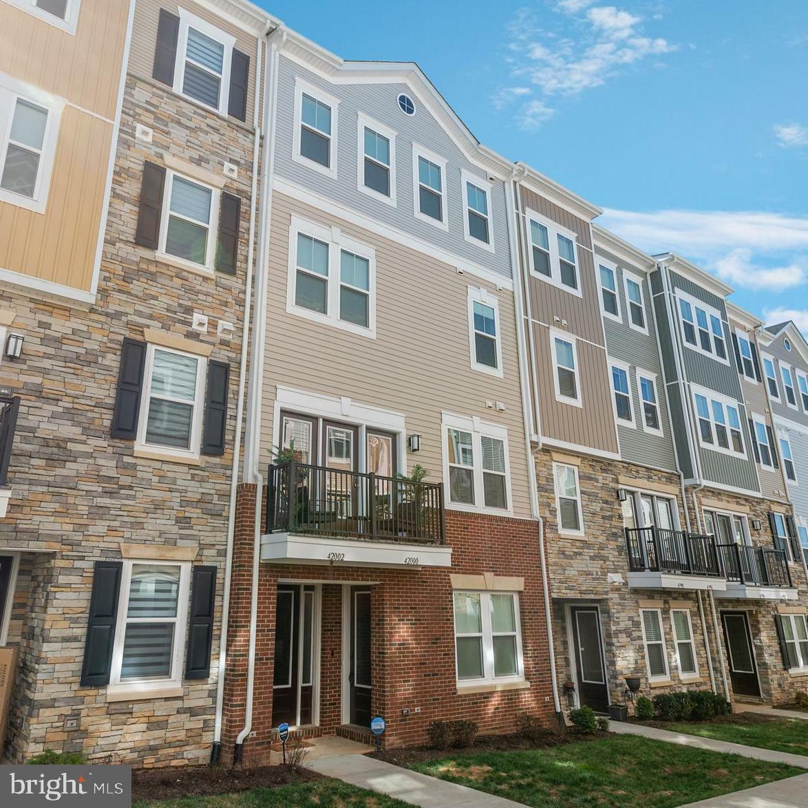 Property Photo: 42002 Nora Mill Terrace VA 20105