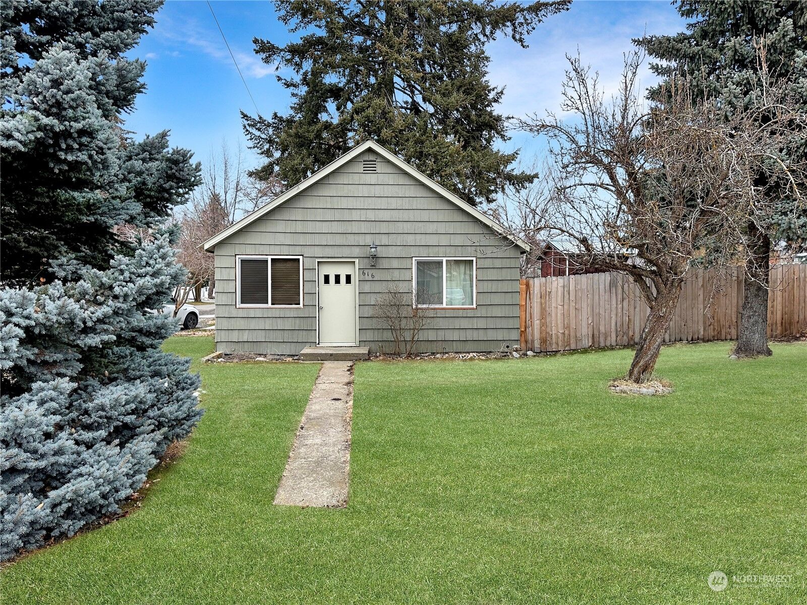 Property Photo: 616 Madison Avenue WA 98943