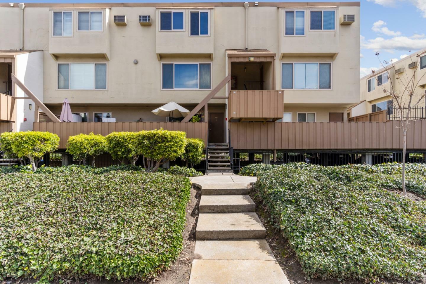 Property Photo: 410 Auburn Way 41 CA 95129
