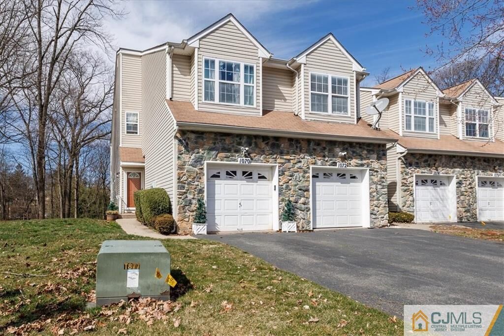 Property Photo:  1070 Oakcroft Lane  NJ 08873 