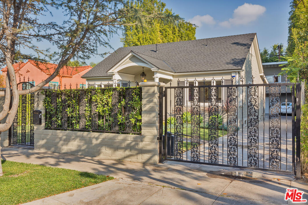 Property Photo:  438  N Plymouth Blvd  CA 90004 