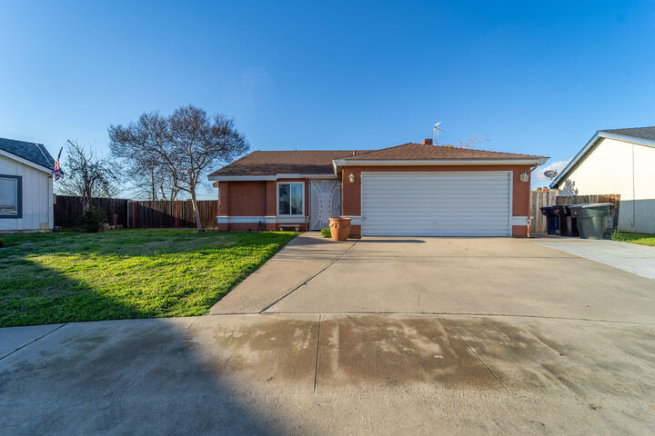 516 W Oakwood Court  Tulare CA 93274 photo