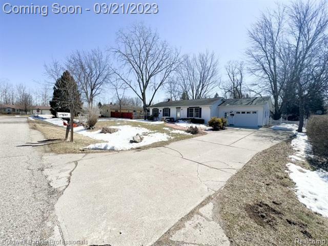 Property Photo:  1727 Colonial Lane  MI 48446 