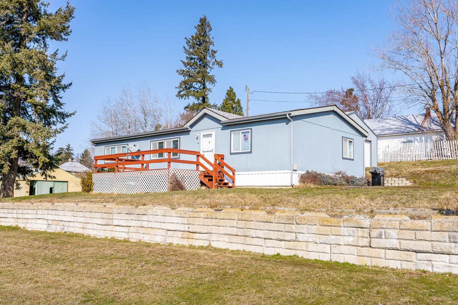 Property Photo:  215 E Poplar St  WA 99033 