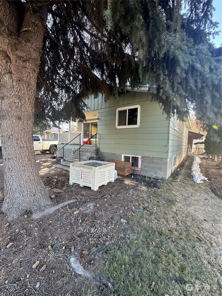 Property Photo: 429 N 2nd Avenue WA 98840