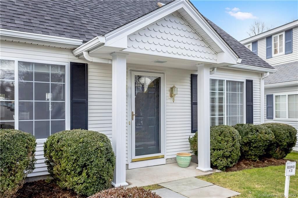 Property Photo:  40 Oenoke Place 21  CT 06907 