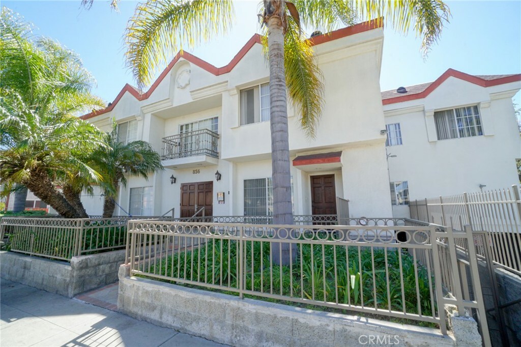 Property Photo:  856 W Beach Avenue 18  CA 90302 