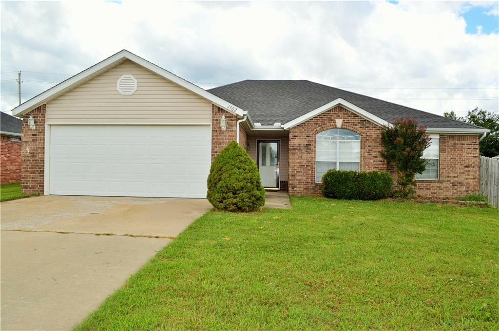 Property Photo:  1502 SW Thorton Street  AR 72712 