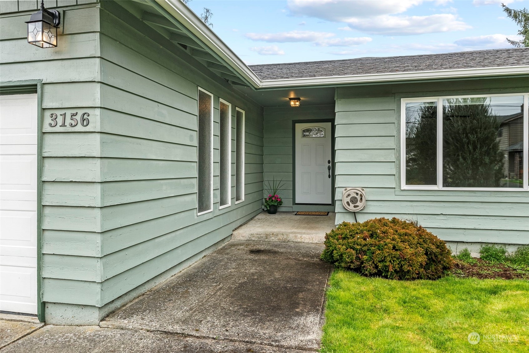 Property Photo:  3156 Oak Street  WA 98632 