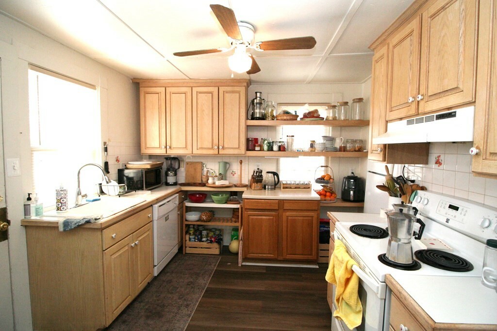 Property Photo:  49 Poplar Street 1  MA 01923 